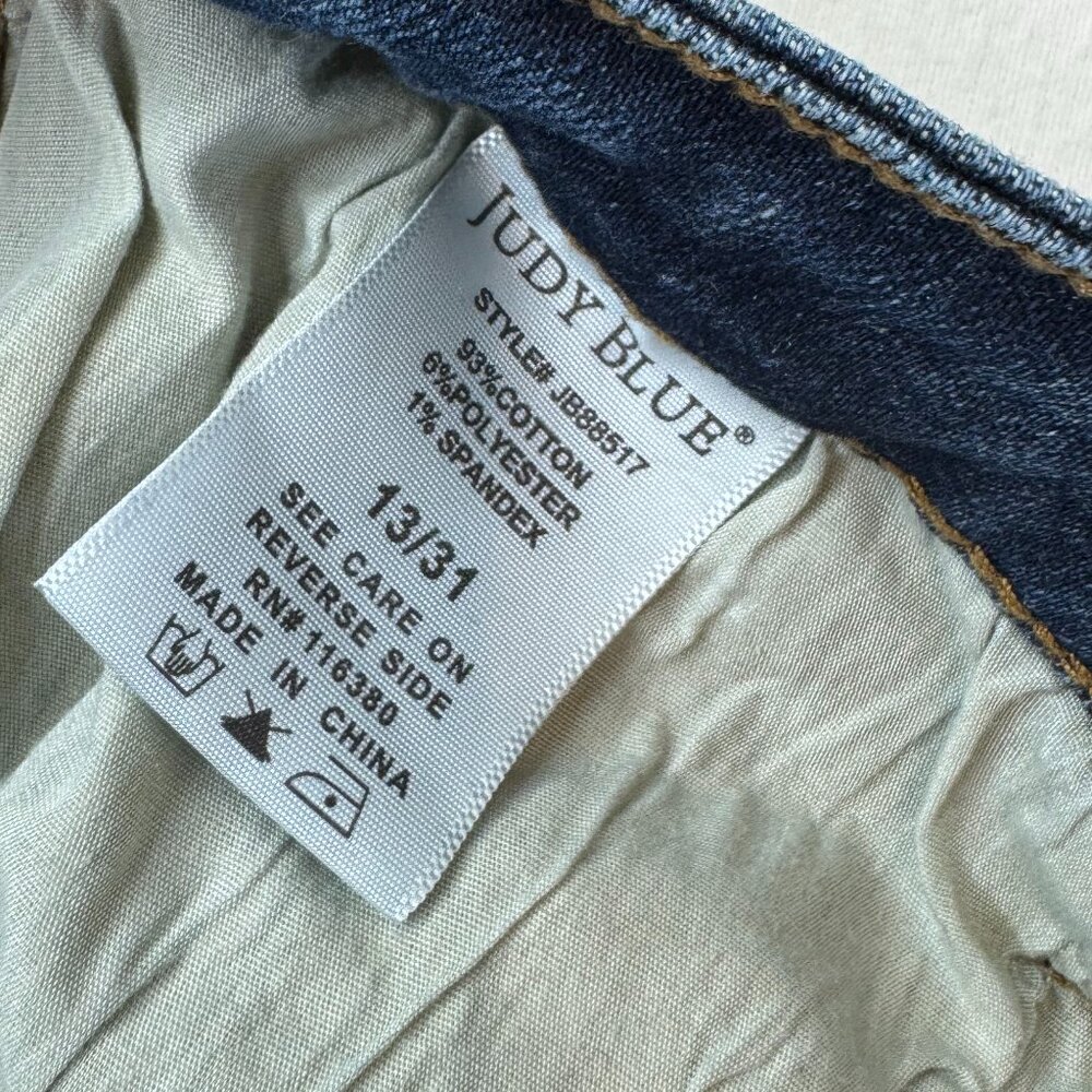 JUDY BLUE Walnut Creek Mid Rise Cropped Straight, Size 13/31 Women's - Picture 7 of 7
